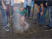Горит костер команды учащихся колледжа